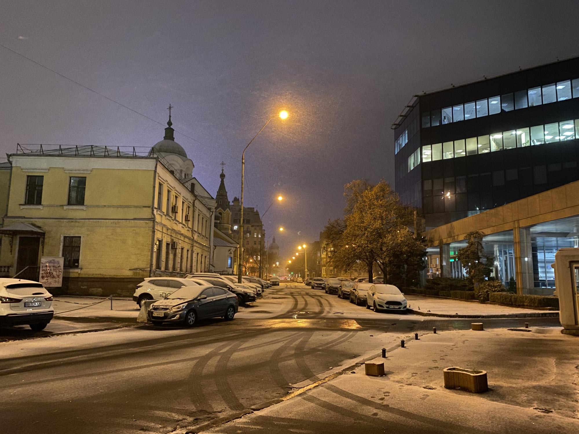 Київ засипає снігом: водіїв просять не паркувати машини вздовж доріг