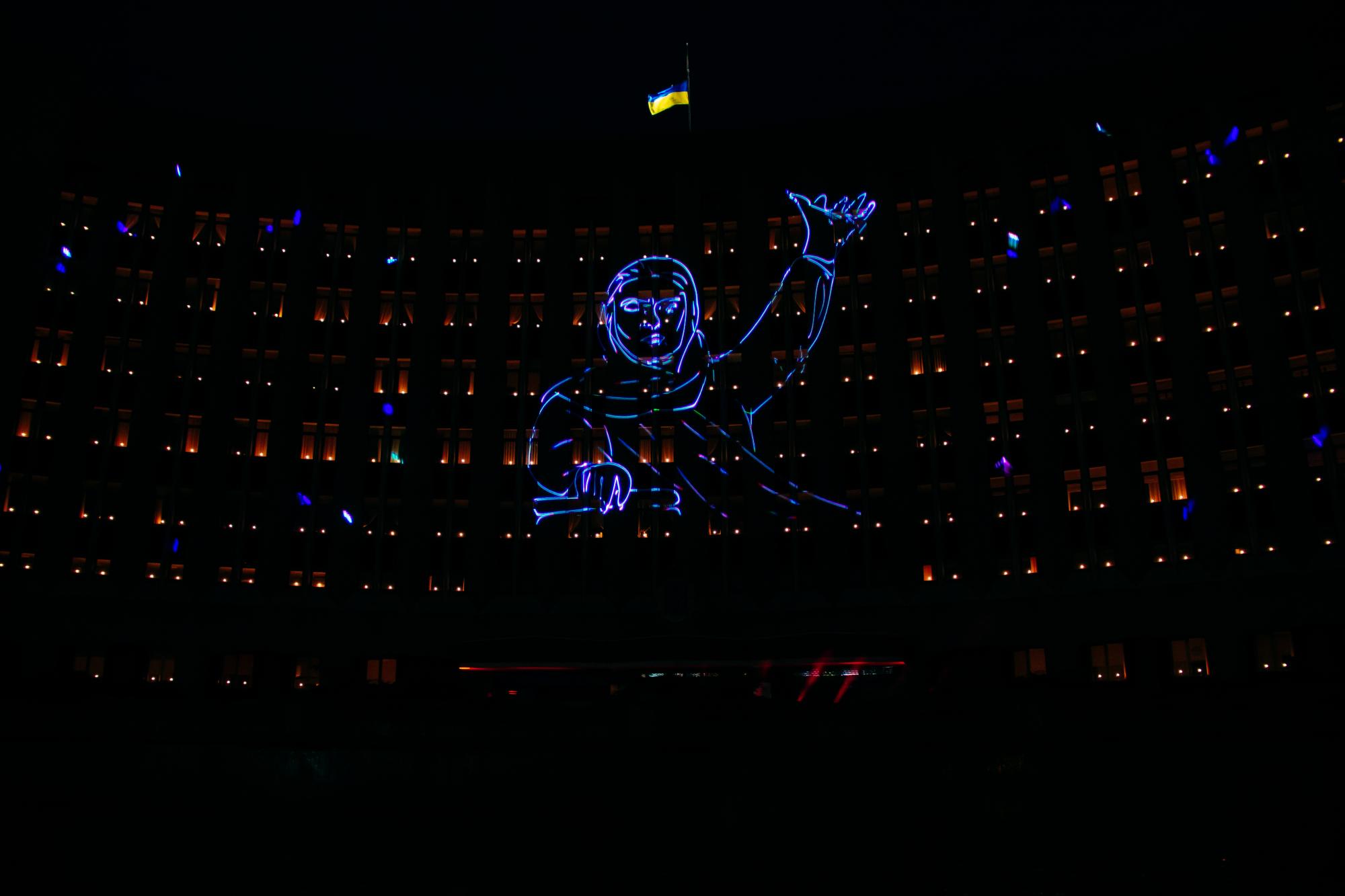 У Дніпрі провели акції до Дня пам'яті та примирення: запалили свічки та згадали подвиги героїв міста