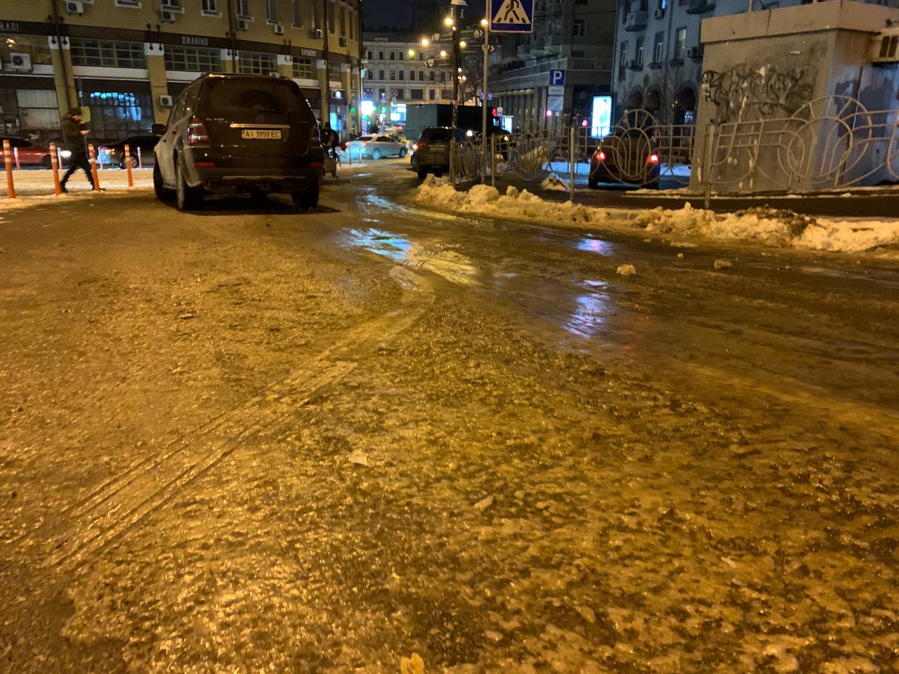 В центре Киева прорванный водопровод превратил улицу в каток: авто шли на таран