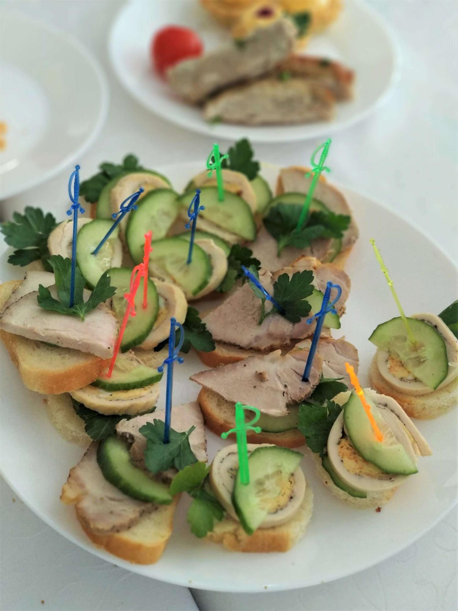 Появились фото блюд из столовой Чернобыля: голубцы и миниатюрные печеньки