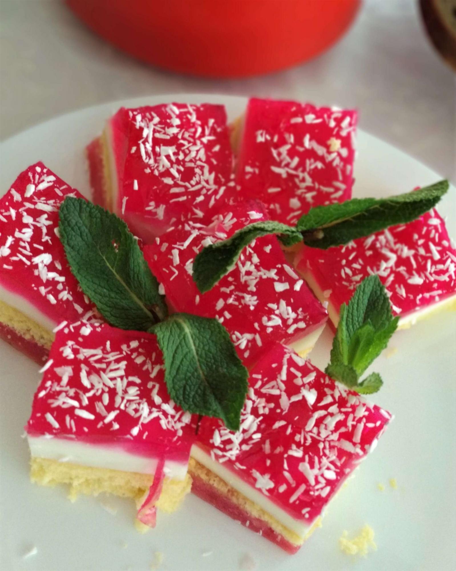 Появились фото блюд из столовой Чернобыля: голубцы и миниатюрные печеньки