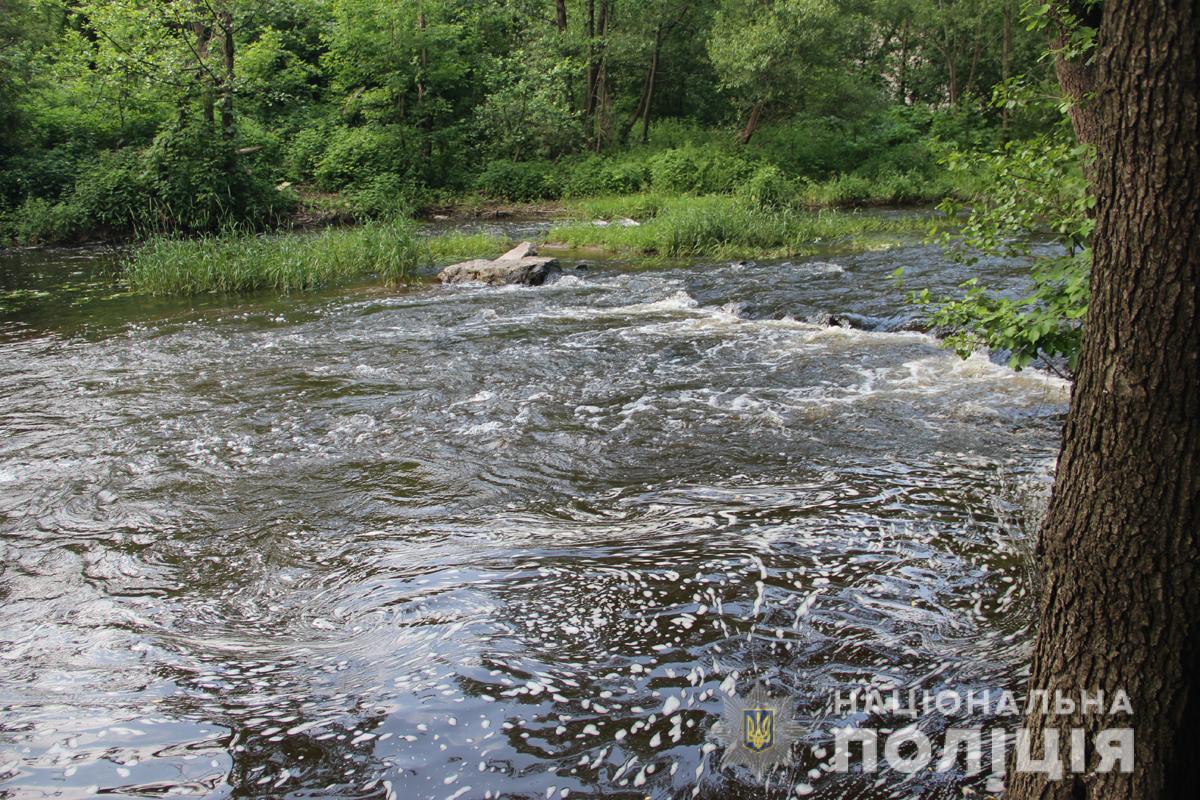 Рисковал собой: 15-летний школьник-герой вытащил двух детей из реки (фото)