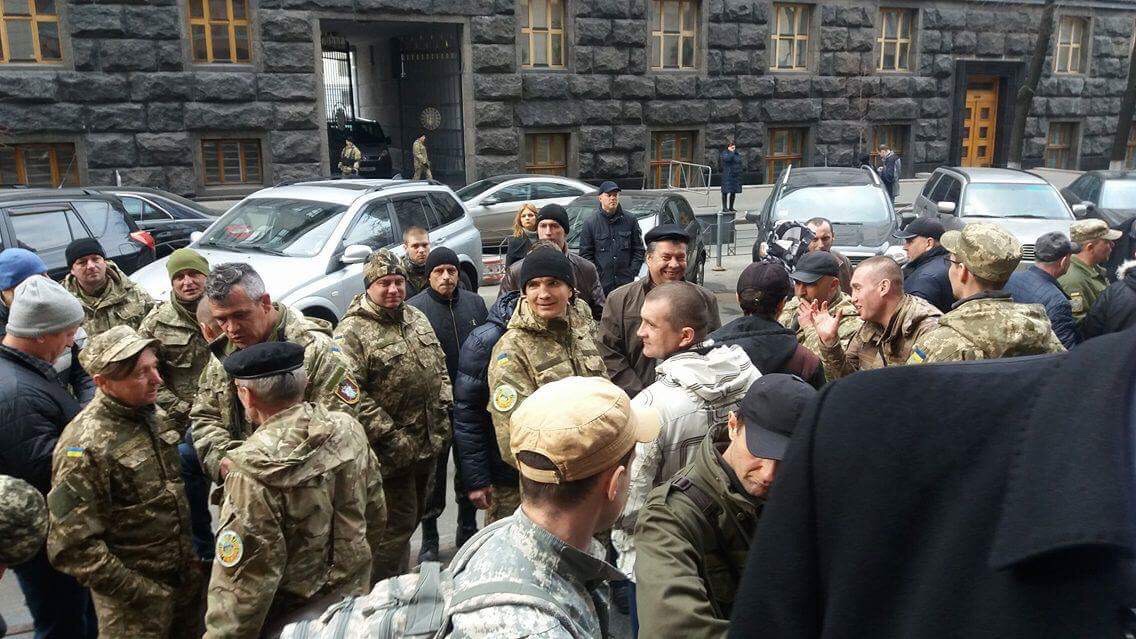 Люди в военной форме пытаются прорваться на заседание Комитета по нацбезопасности