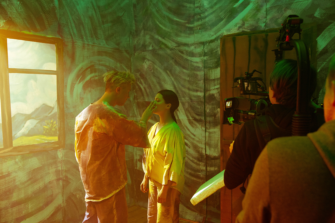 &quot;Как оживает искусство&quot;: Сергей Бабкин с женой стали персонажами картин в новом клипе &quot;Єви і Адами&quot;