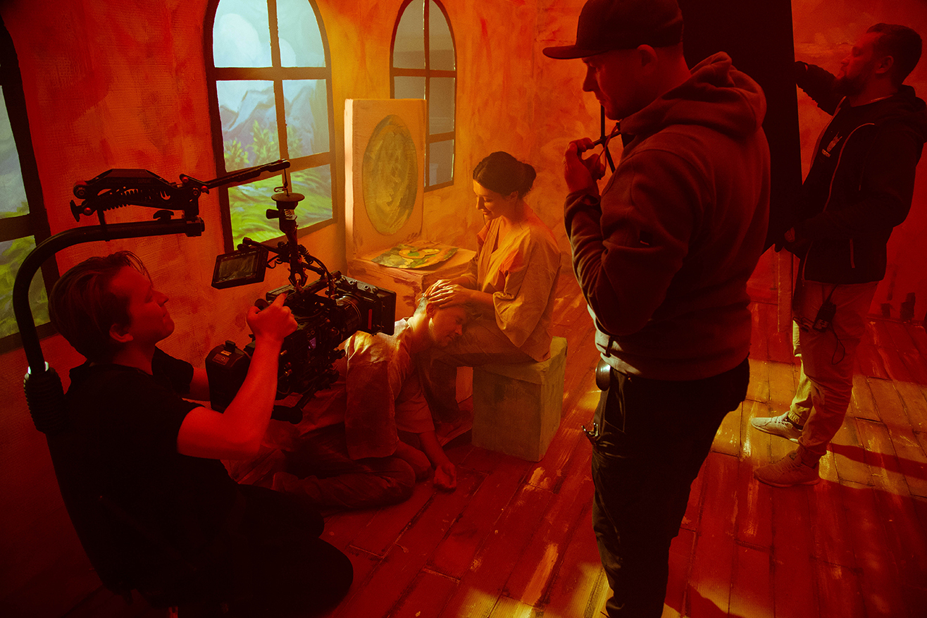 &quot;Как оживает искусство&quot;: Сергей Бабкин с женой стали персонажами картин в новом клипе &quot;Єви і Адами&quot;