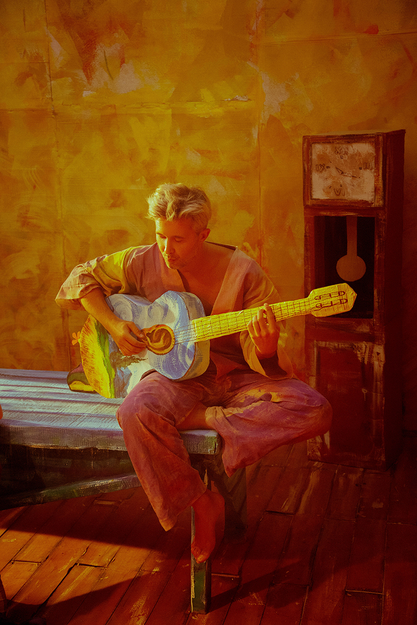 &quot;Как оживает искусство&quot;: Сергей Бабкин с женой стали персонажами картин в новом клипе &quot;Єви і Адами&quot;