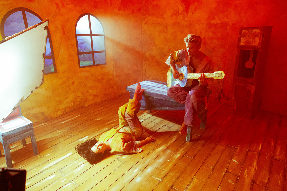 &quot;Как оживает искусство&quot;: Сергей Бабкин с женой стали персонажами картин в новом клипе &quot;Єви і Адами&quot;