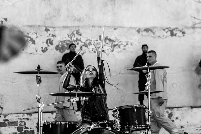 В свадебном платье, с красными волосами и усами — O. TORVALD возвращаются