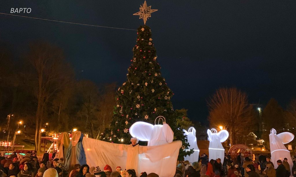 Не на шутку испугались: на празднике в курортном городе с елки начал валить густой дым