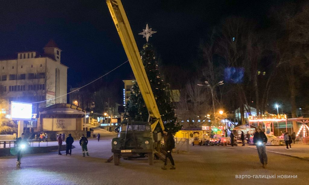 Не на шутку испугались: на празднике в курортном городе с елки начал валить густой дым