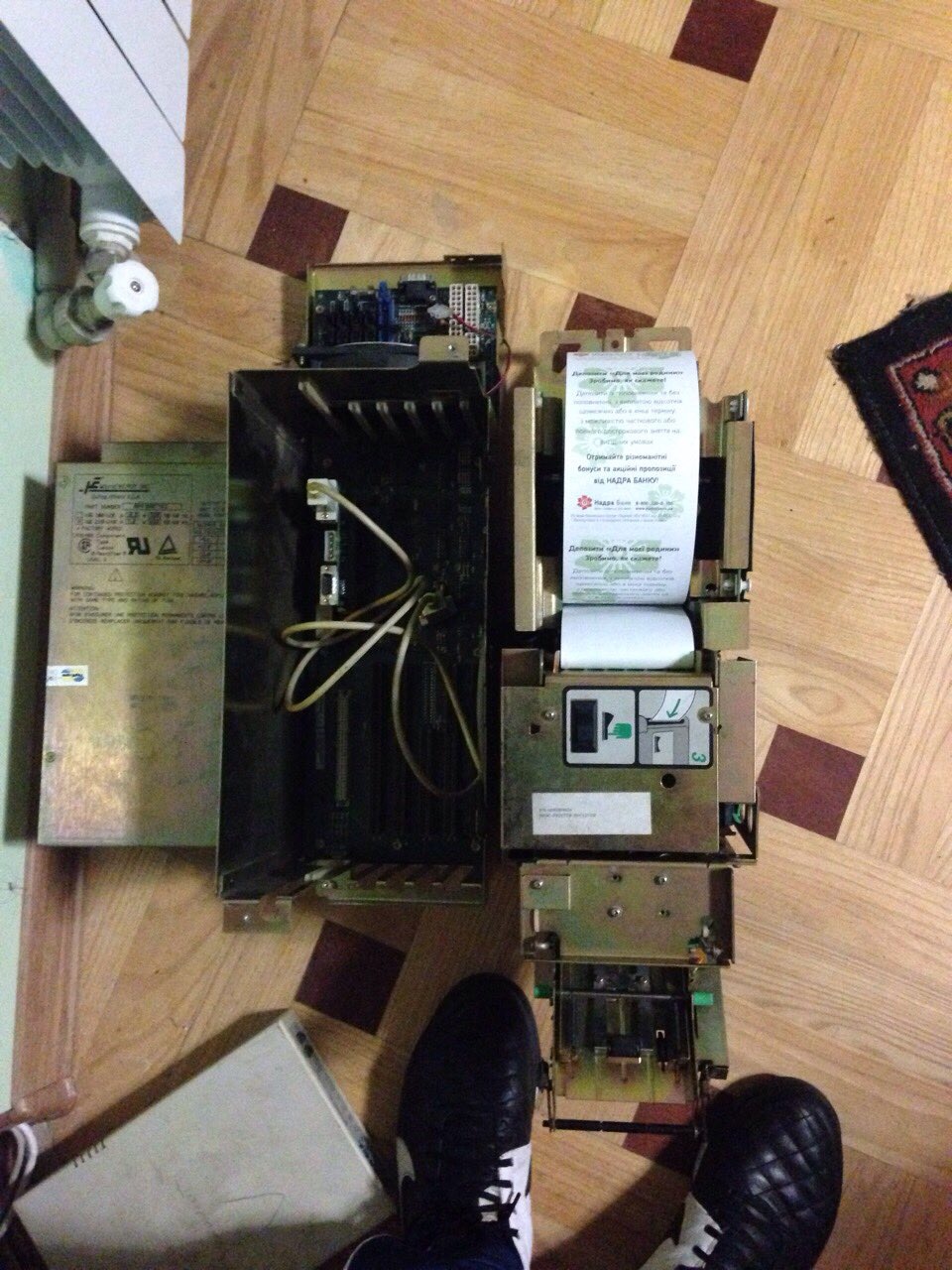 Кіберполіція затримала на гарячому банкоматних шахраїв у Києві