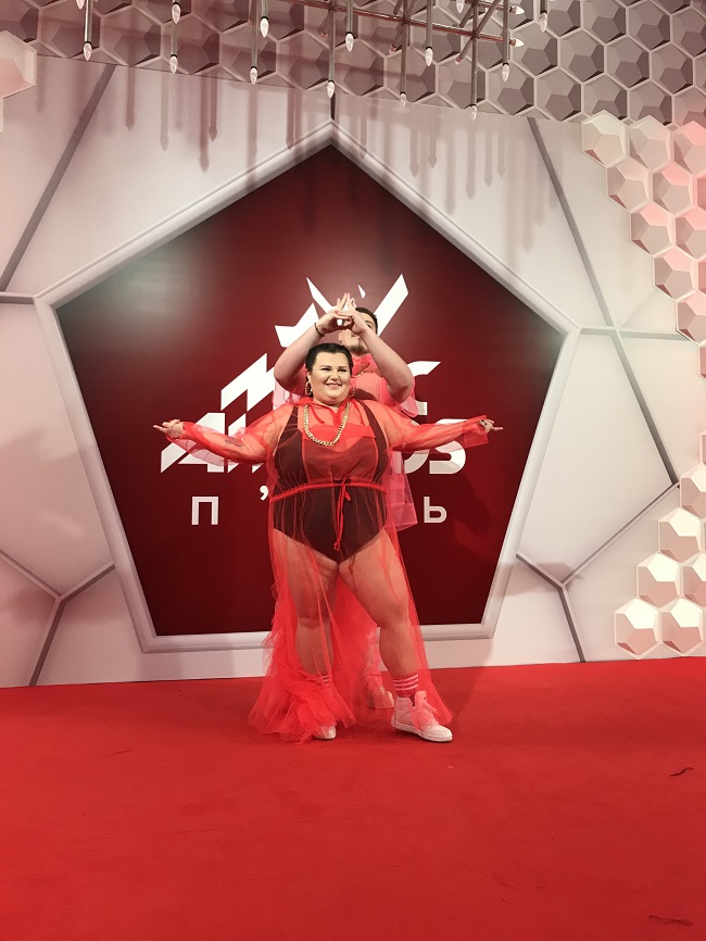 З таємничим незнайомцем: alyona alyona епатувала прозорим нарядом на M1 Music Awards