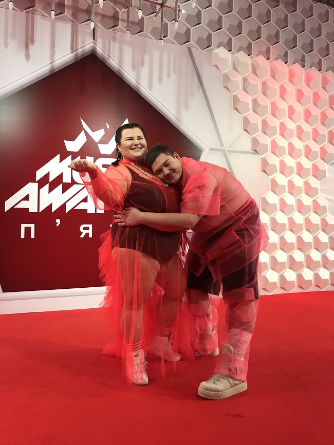 З таємничим незнайомцем: alyona alyona епатувала прозорим нарядом на M1 Music Awards