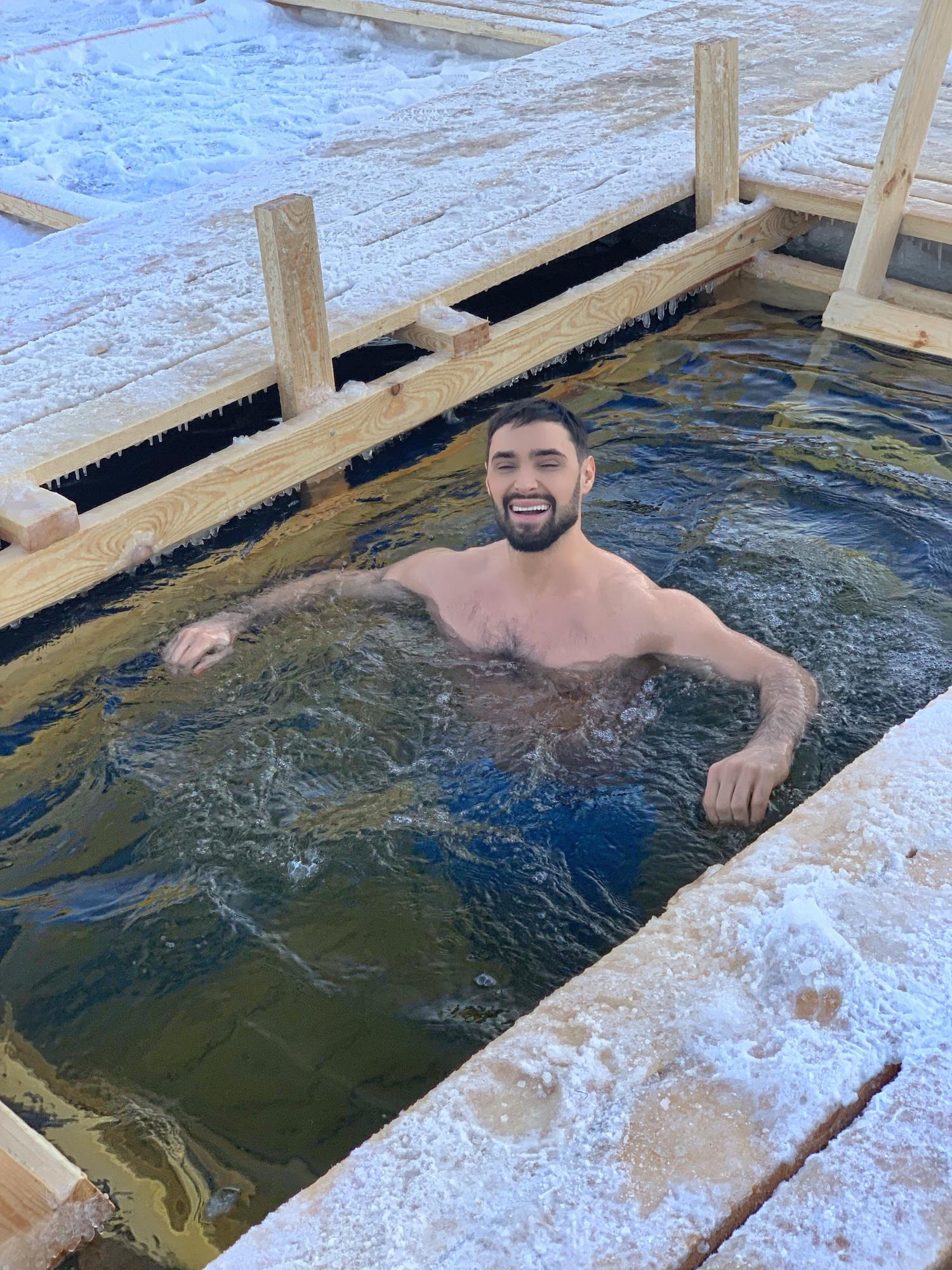 Жодного разу не хворів після купання: Віталій Козловський поринув у крижаний Дніпро