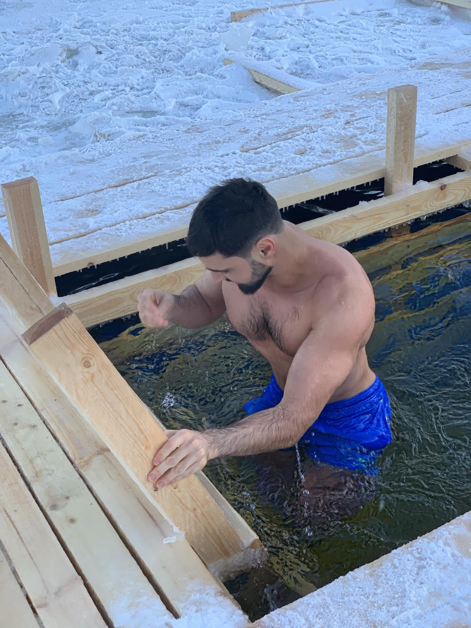 Жодного разу не хворів після купання: Віталій Козловський поринув у крижаний Дніпро