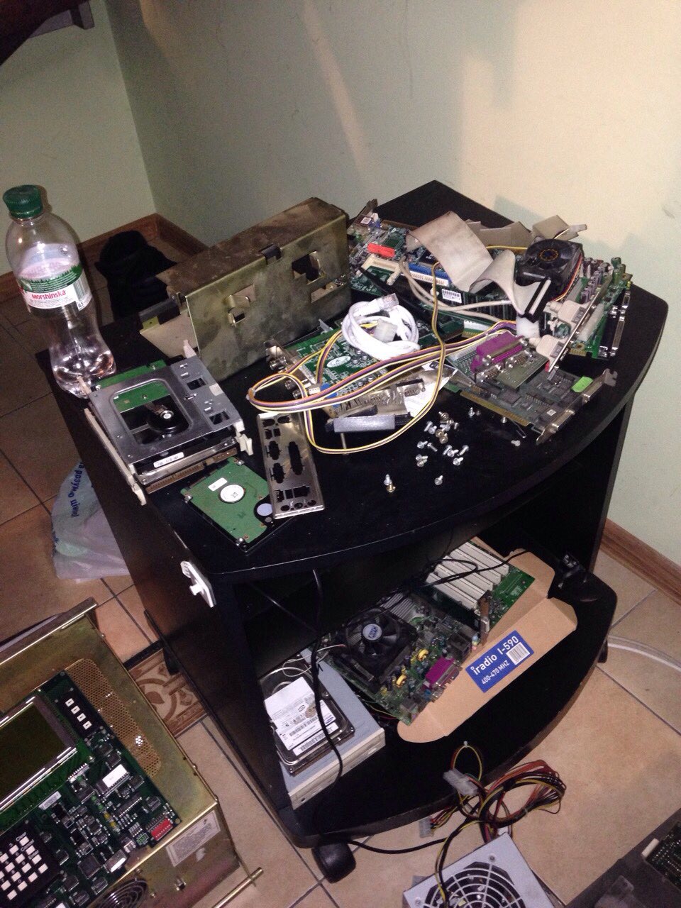 Кіберполіція затримала на гарячому банкоматних шахраїв у Києві