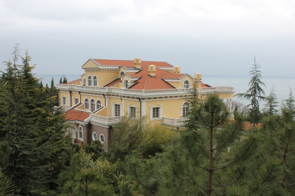 Екс-дружина Януковича живе в шикарному особняку в Криму: Путін подарував