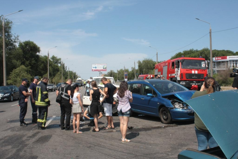 В Запорожье столкнулись три автомобиля, есть погибшие и пострадавшие