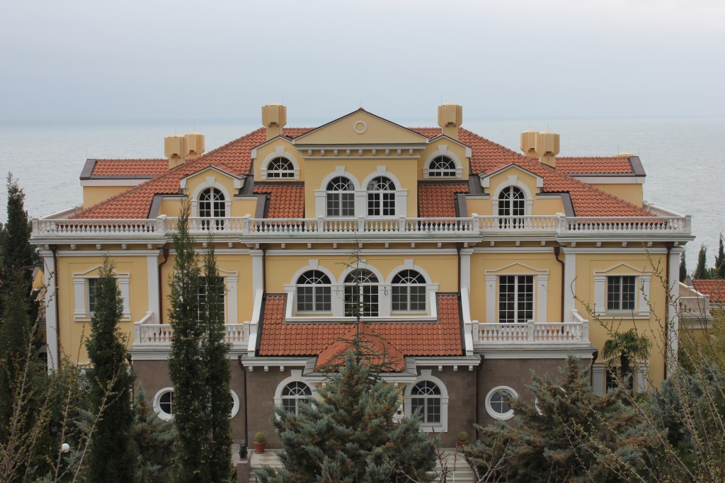 Екс-дружина Януковича живе в шикарному особняку в Криму: Путін подарував