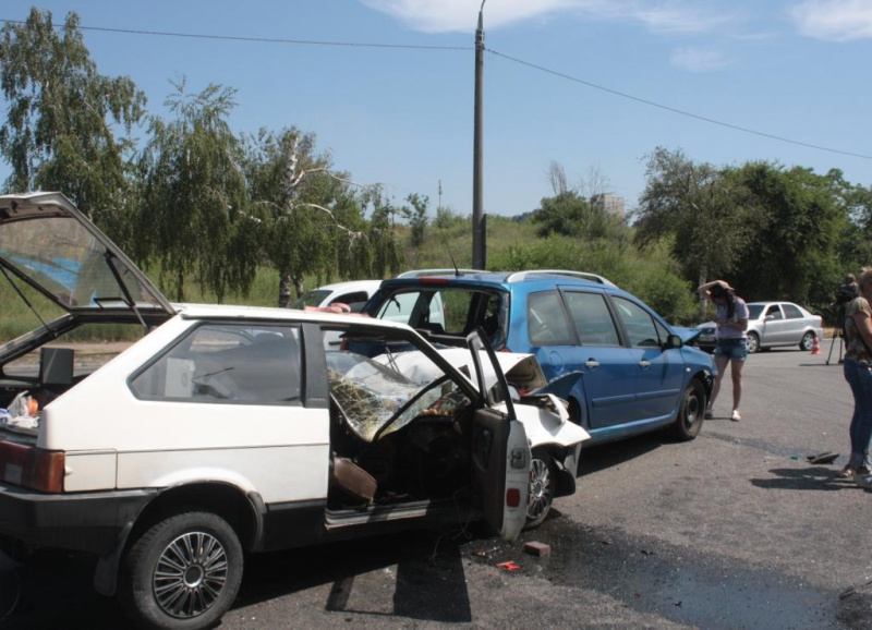 В Запорожье столкнулись три автомобиля, есть погибшие и пострадавшие