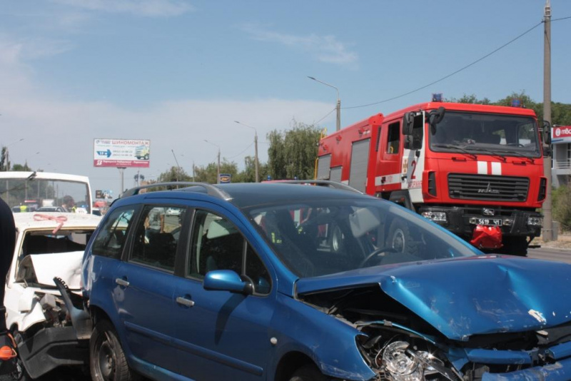 В Запорожье столкнулись три автомобиля, есть погибшие и пострадавшие