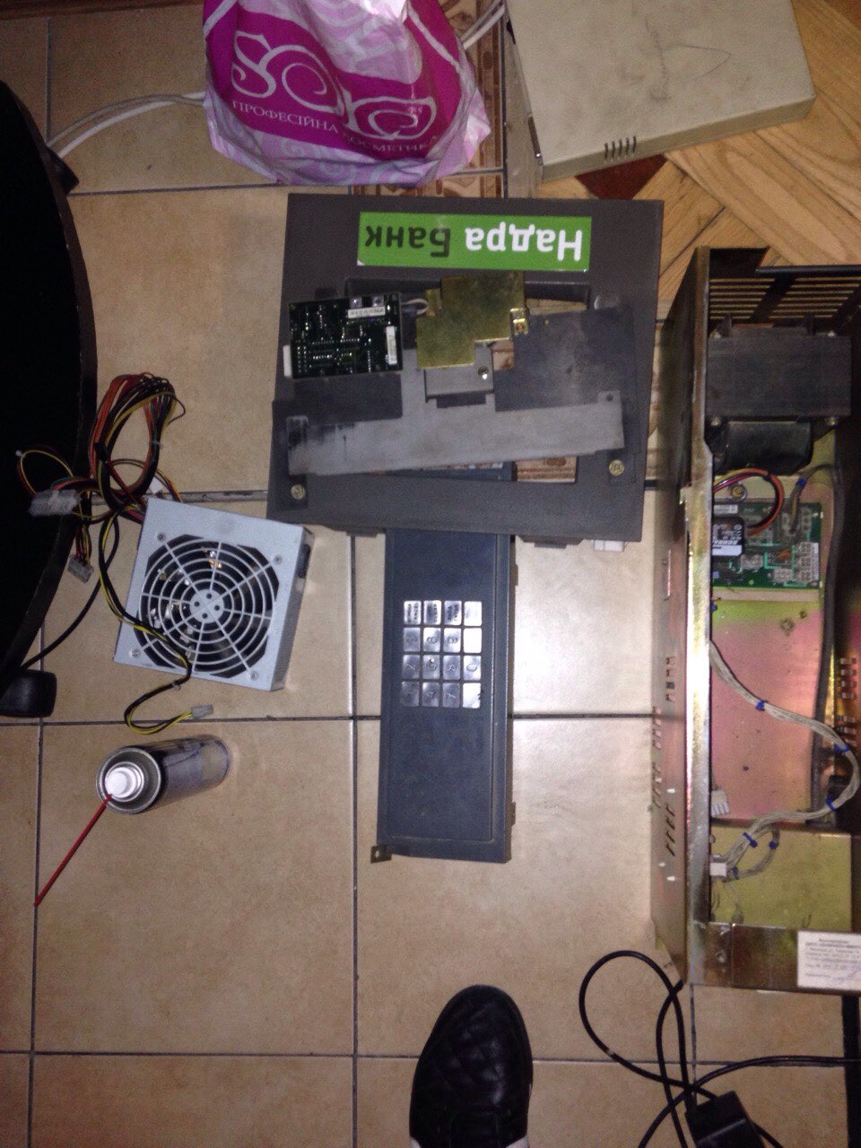 Кіберполіція затримала на гарячому банкоматних шахраїв у Києві