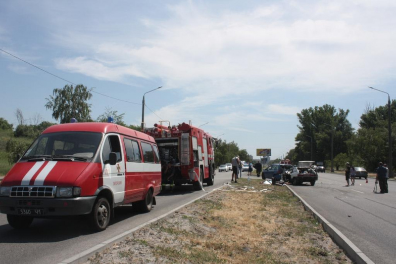 В Запорожье столкнулись три автомобиля, есть погибшие и пострадавшие