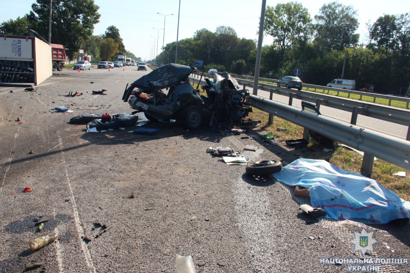 Поліція розшукує водія вантажівки, який спричинив аварію з двома загиблими