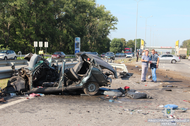 Поліція розшукує водія вантажівки, який спричинив аварію з двома загиблими