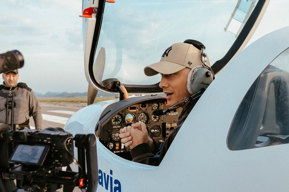 Без кепки и за штурвалом самолета: Ivan NAVI представил романтический клип