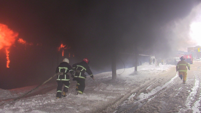 Пожар в Черновцах: спасатели ликвидировали возгорание на рынке