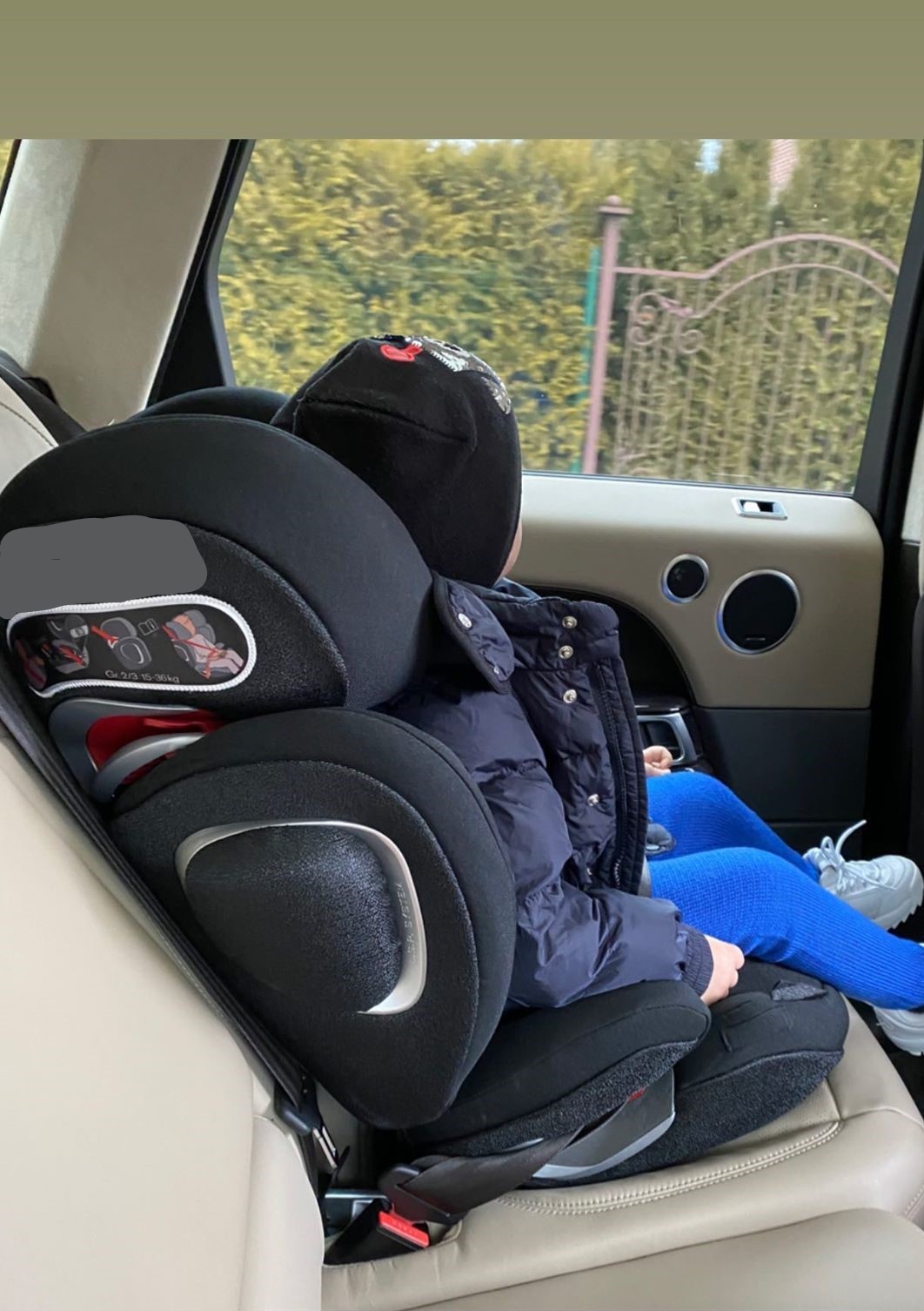 При параді: стильна Катя Осадча зачарувала фото з авто з синочком