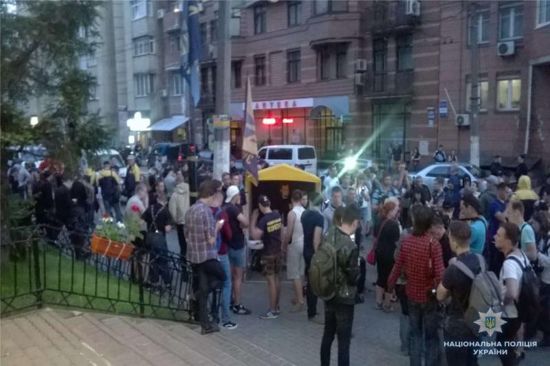 У Києві збільшилась кількість мітингувальників біля телеканалу &quot;Інтер&quot;