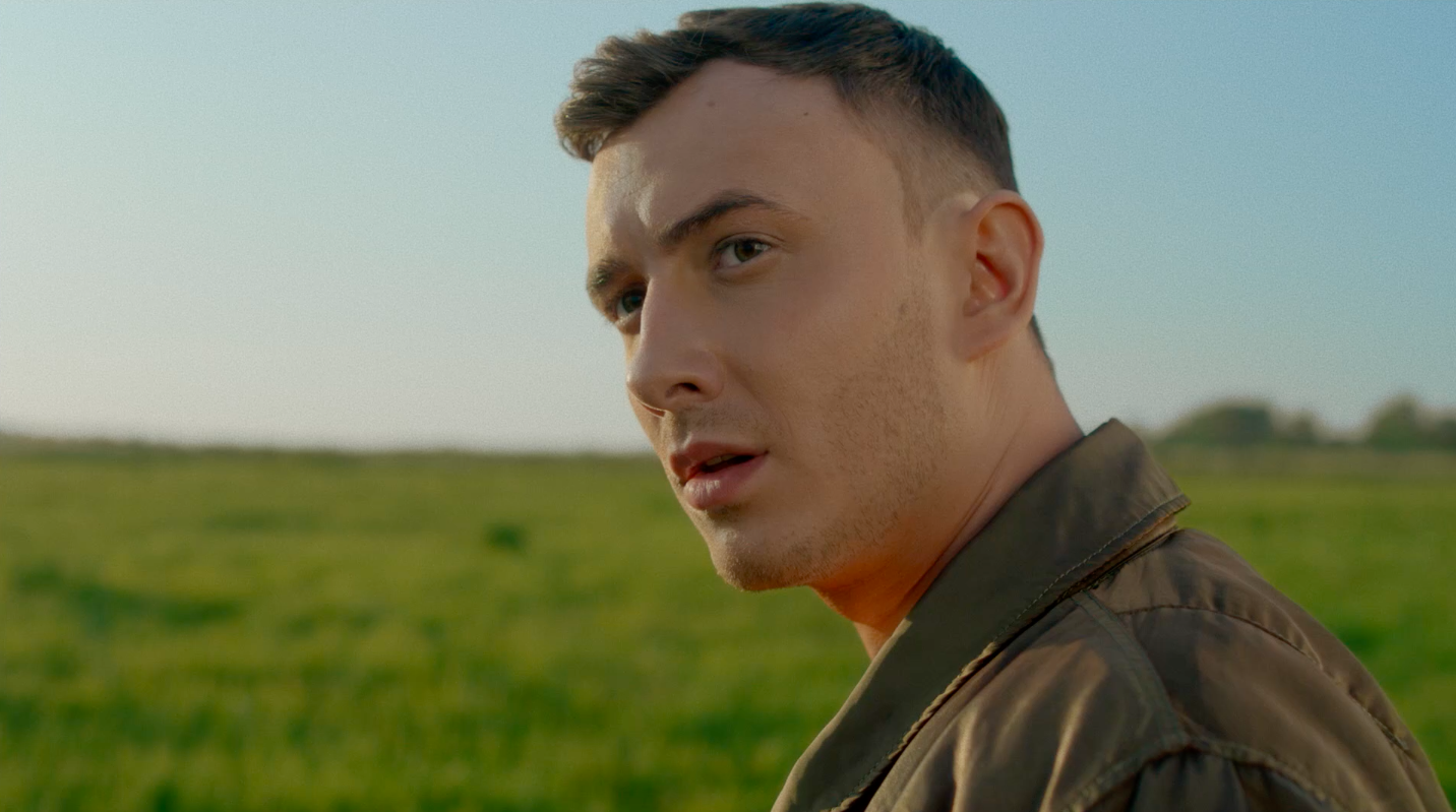 Без кепки и за штурвалом самолета: Ivan NAVI представил романтический клип