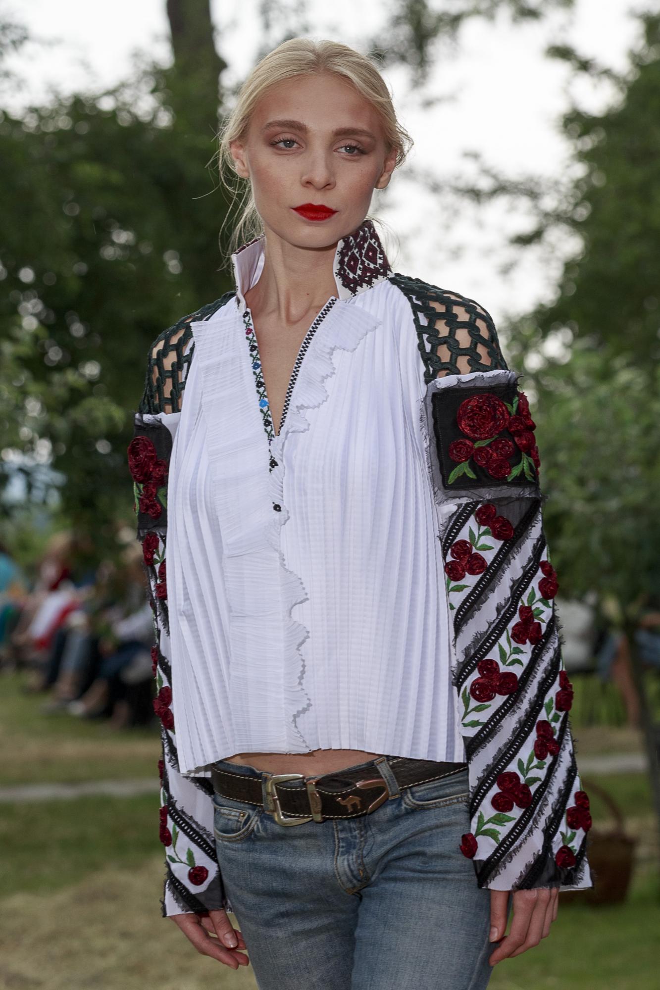 Karavanska Vyshyvanka Couture 2 - День вышиванки: три бренда украинских вышиванок.