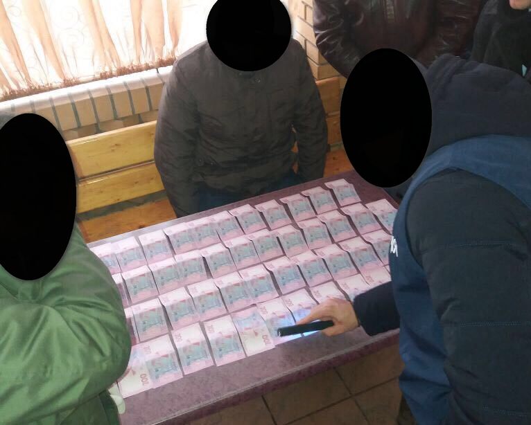 У Хмельницькій області викрили на хабарі чиновника Держгеокадастра