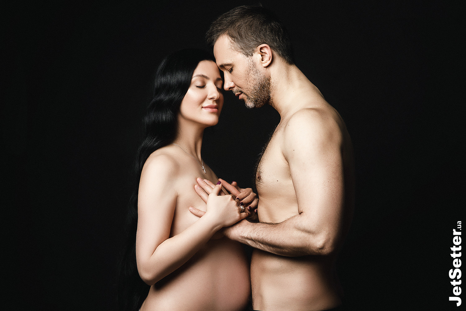 В ожидании чуда: беременная Снежана Бабкина снялась в откровенной фотосессии с мужем