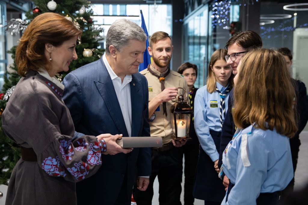 Петр и Марина Порошенко встретились с представителями скаутской организации и приняли у них Вифлеемский огонь мира