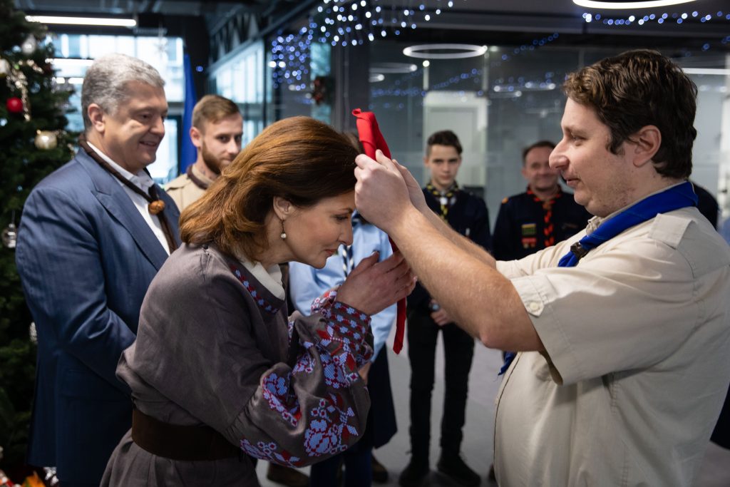 Петр и Марина Порошенко встретились с представителями скаутской организации и приняли у них Вифлеемский огонь мира