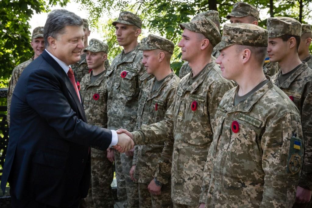 президент Украины поздравил военнослужащих с Днем победы над нацизмом