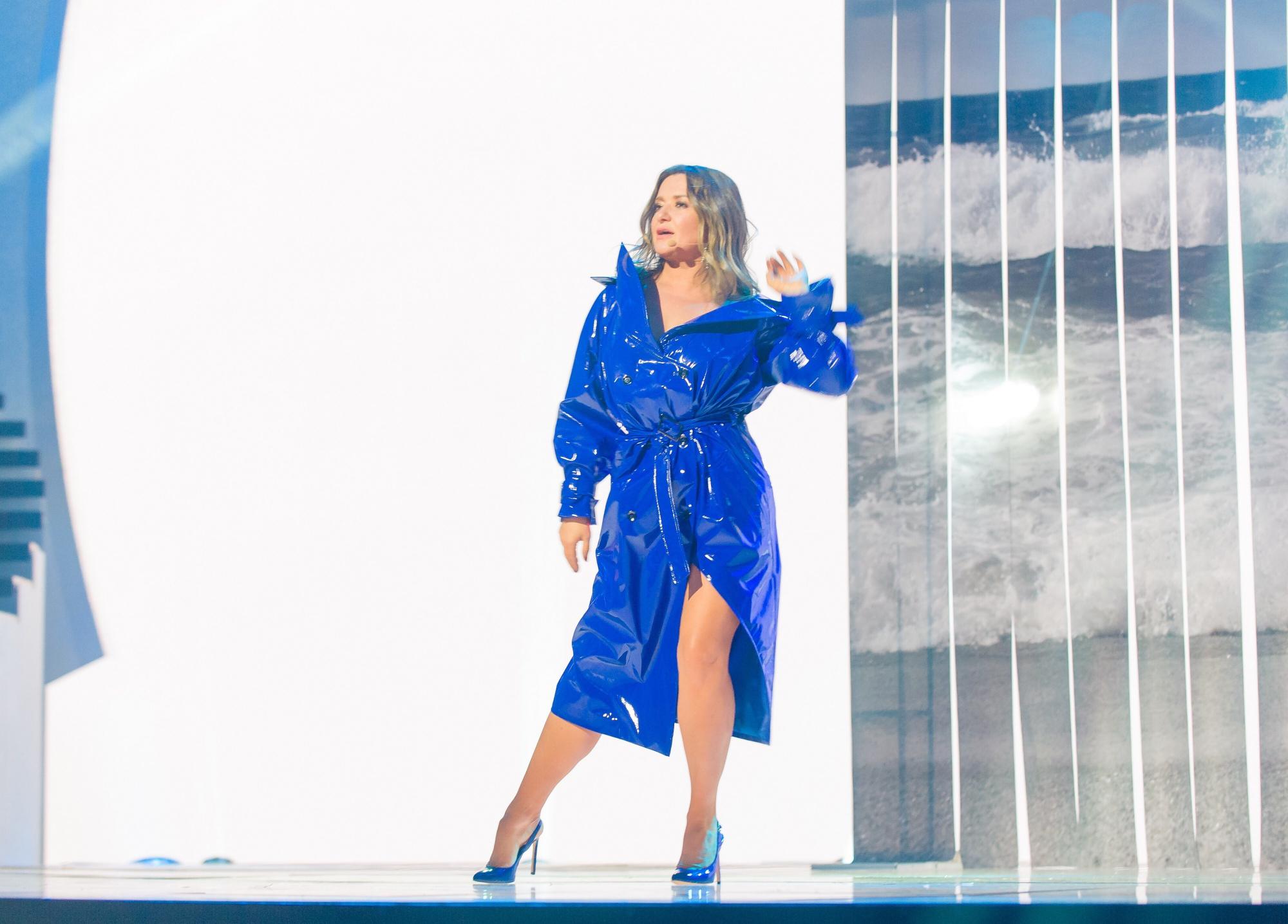 Леди в синем: Наталья Могилевская блеснула стройными ножками в латексном наряде