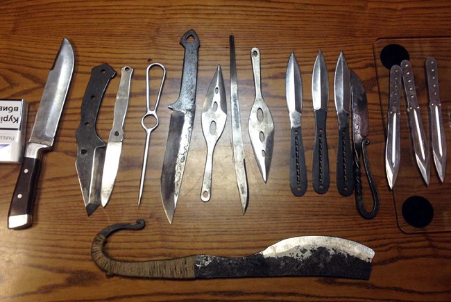 В киевском метро задержали мужчину с арсеналом ножей