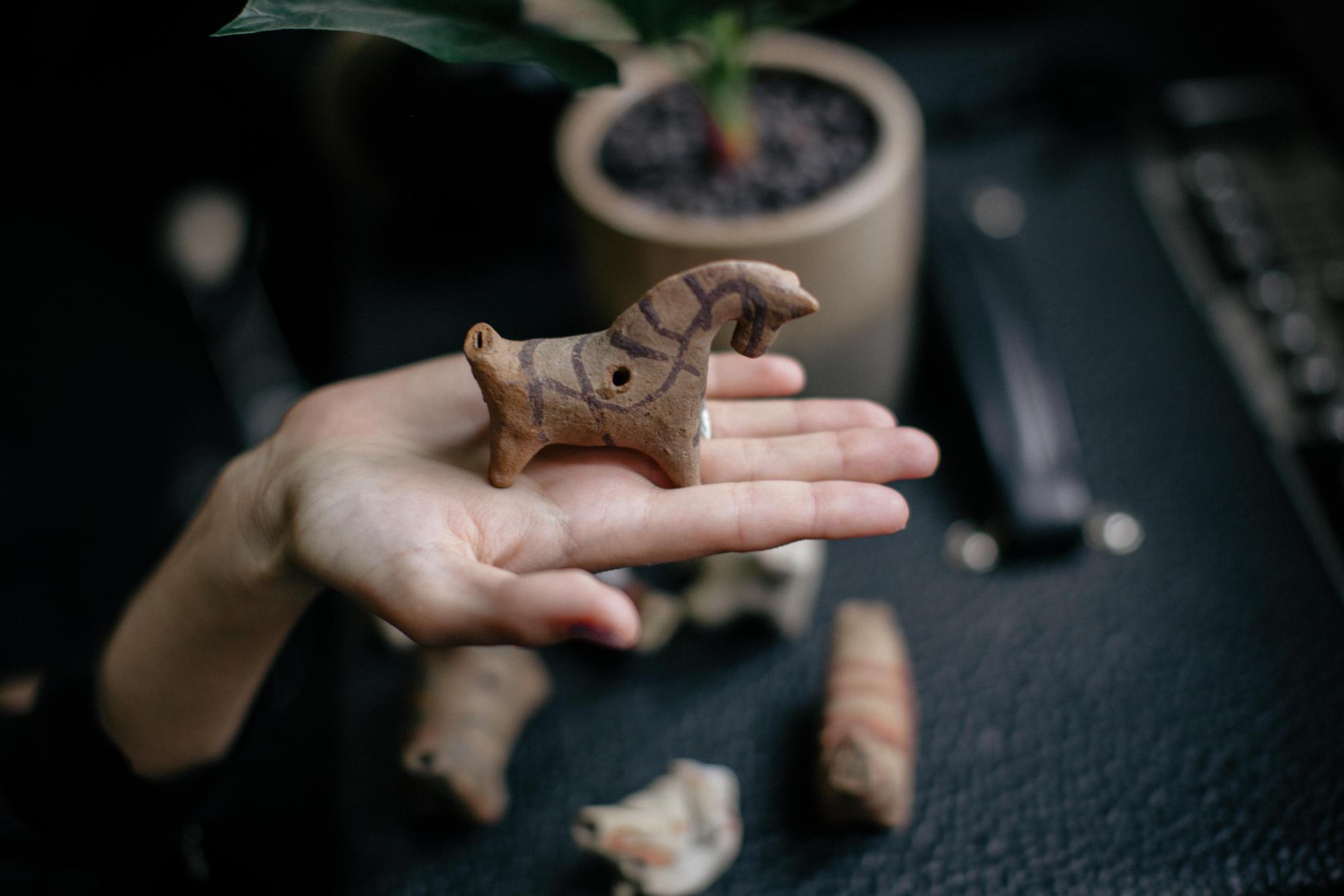 Традиционные гаджеты: ONUKA сыграла на древних свищиках для Музея истории Киева