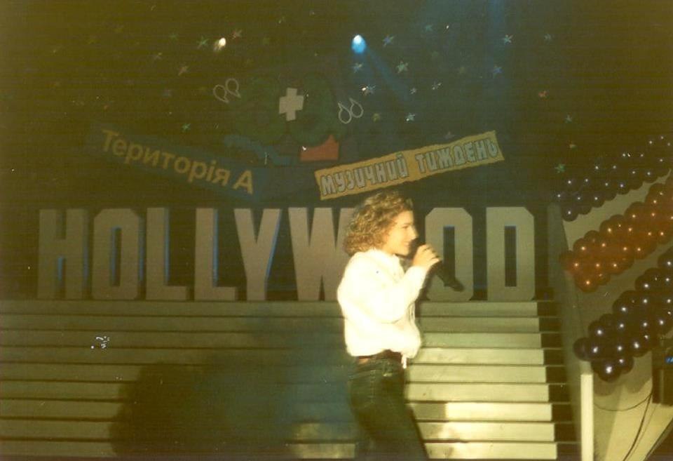 День народження Ані Лорак: такою кучерявою і юною ви її точно не бачили (фото)