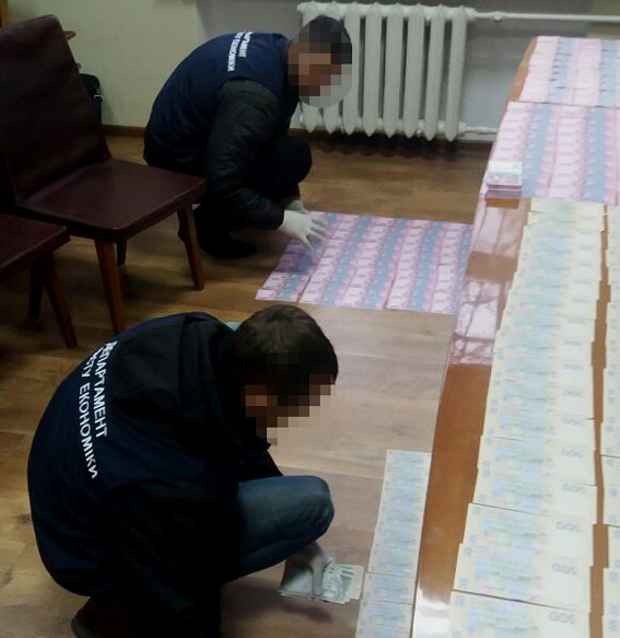 В Кировоградской области задержали чиновников РГА на взятке 150 тысяч гривен