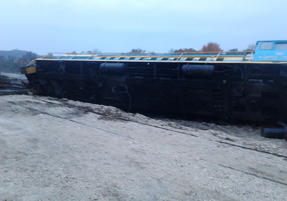 В Хмельницкой области из-за пьяного машиниста с рельсов сошел грузовой поезд