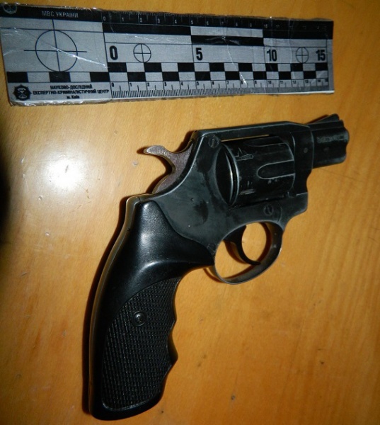 В Киеве мужчина устроил стрельбу на остановке общественного транспорта