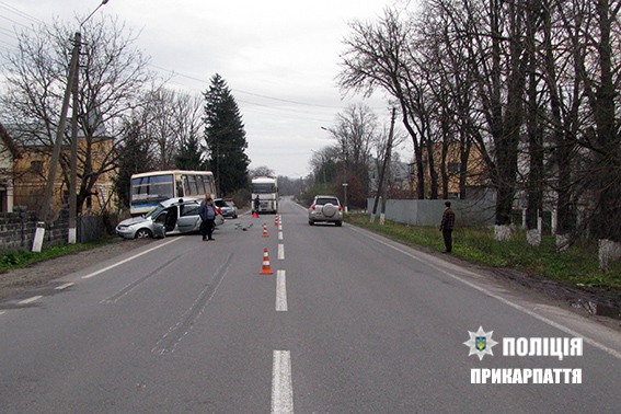 В Івано-Франківській області автомобіль зіткнувся з автобусом, є загиблий