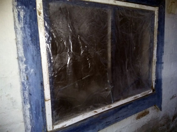 Поліція показала наслідки нічного артобстрілу прифронтового Торецька