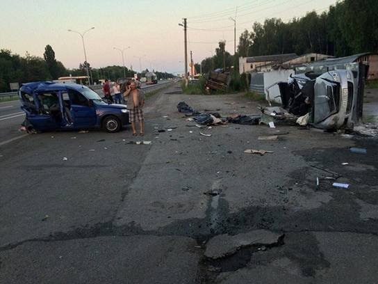 ДТП під Києвом: 3 людини загинуло, 5 поранено